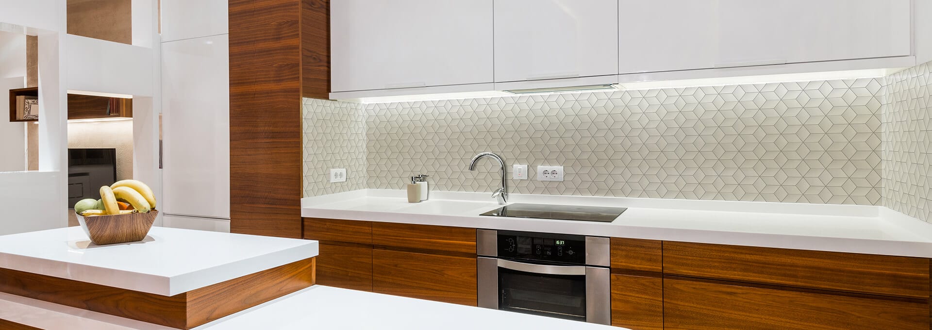 sklenená kuchynská zástena s geometrickým motívom v modernej kuchyni